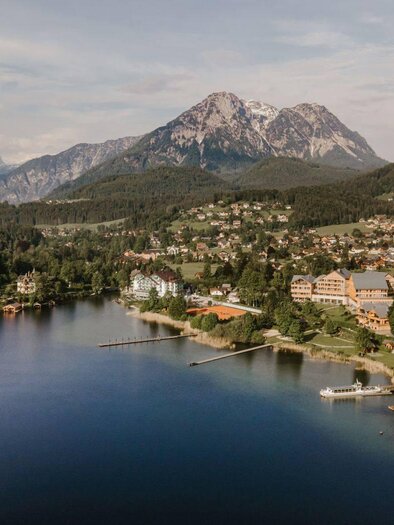<p>The Altausseer Lake from above with a view over the village and the Sarstein centrally in the background. The landscape is green and inviting, ideal for relaxation in nature.</p> | © TVB Ausseerland Salzkammergut_Katrin Kerschbaumer