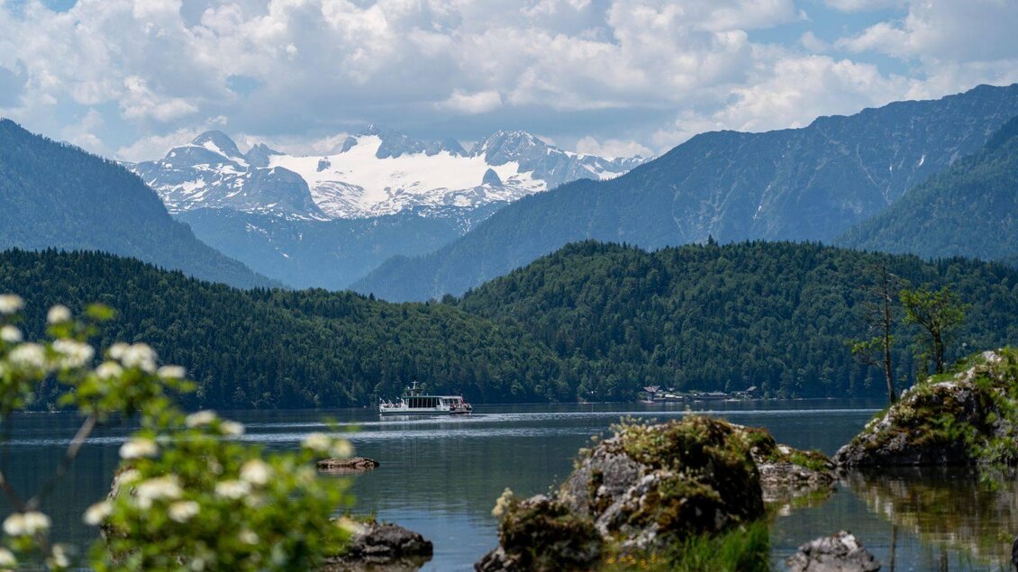 <p>Von der Seewiese in Altaussee ist ein atemberaubender Blick auf den schneebedeckten Dachstein möglich. Auch das Solarschiff ist am Altausseer See unterwegs.</p> | © Salzkammergut-Altaussee_Oesterreich-Werbung_Cross-Media-Redaktion