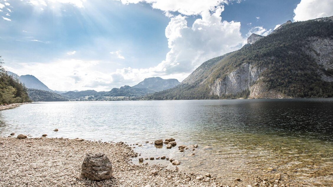 <p>Vom Strand direkt am Altausseer See kann die malerische Landschaft des Ausseerlandes mit den beeindruckenden Bergen wie unter anderem dem Loser genossen werden.</p> | © Oesterreich-Werbung_thecreatingclick-com
