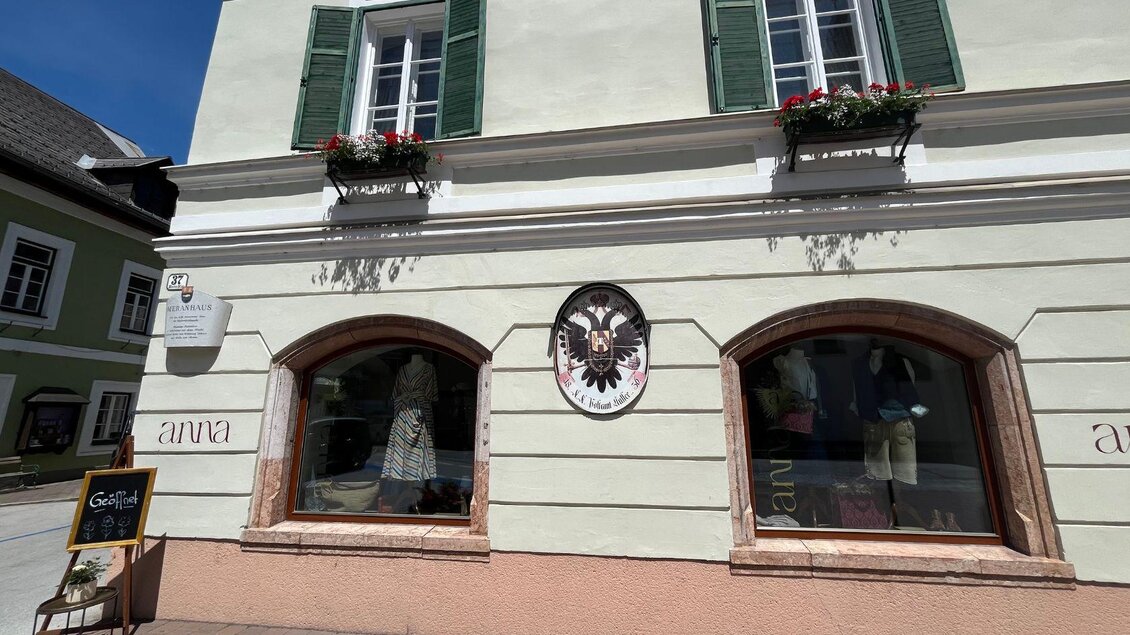 <p>Das historische Meranhaus am Meranplatz in Bad Aussee mit Zierpflanzen an den Fenstern. </p> | © TVB Ausseerland Salzkammergut_Nathalie Schröttenhamer