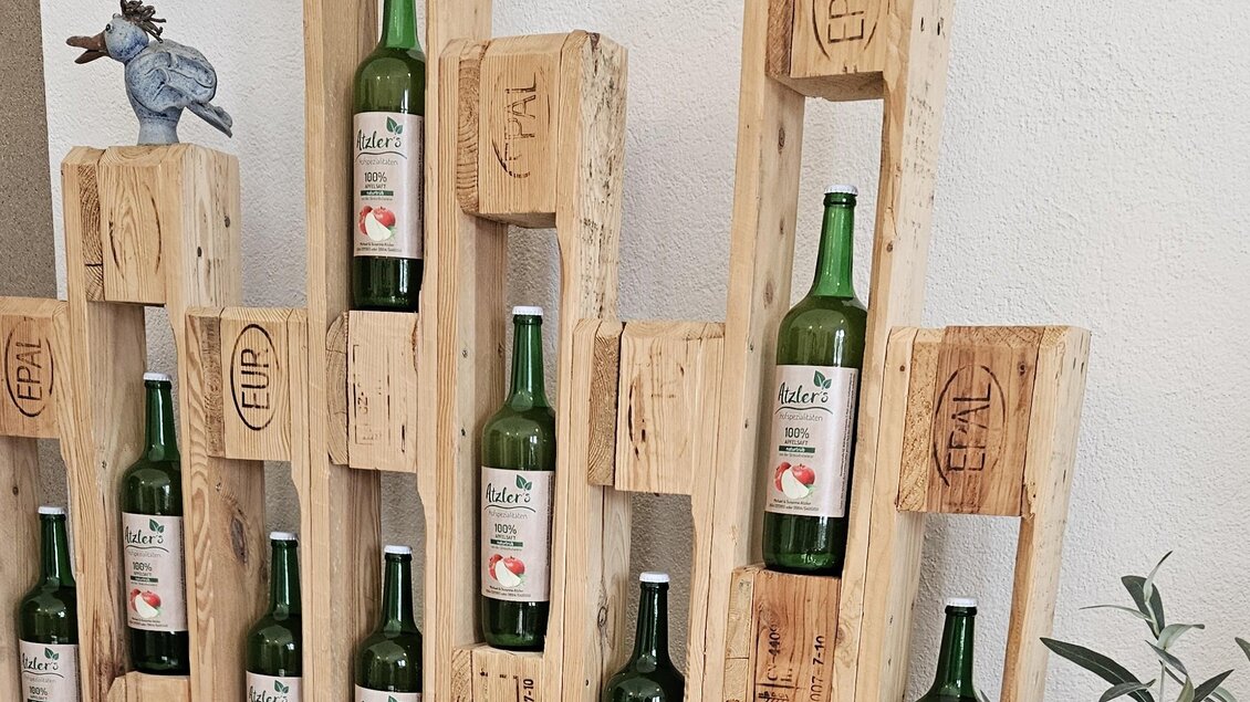 Säfte bei Atzler's Hofspezialitäten, dekorativ präsentiert im Innenraum des Hofladens in Maria Lankowitz.