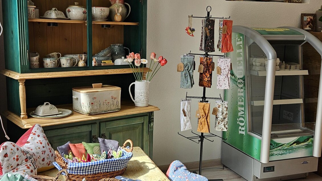 Innenraum eines Hofladens mit Regalen, regionalen Produkten, Körben und Kühlvitrine in Maria Lankowitz. | © Atzler