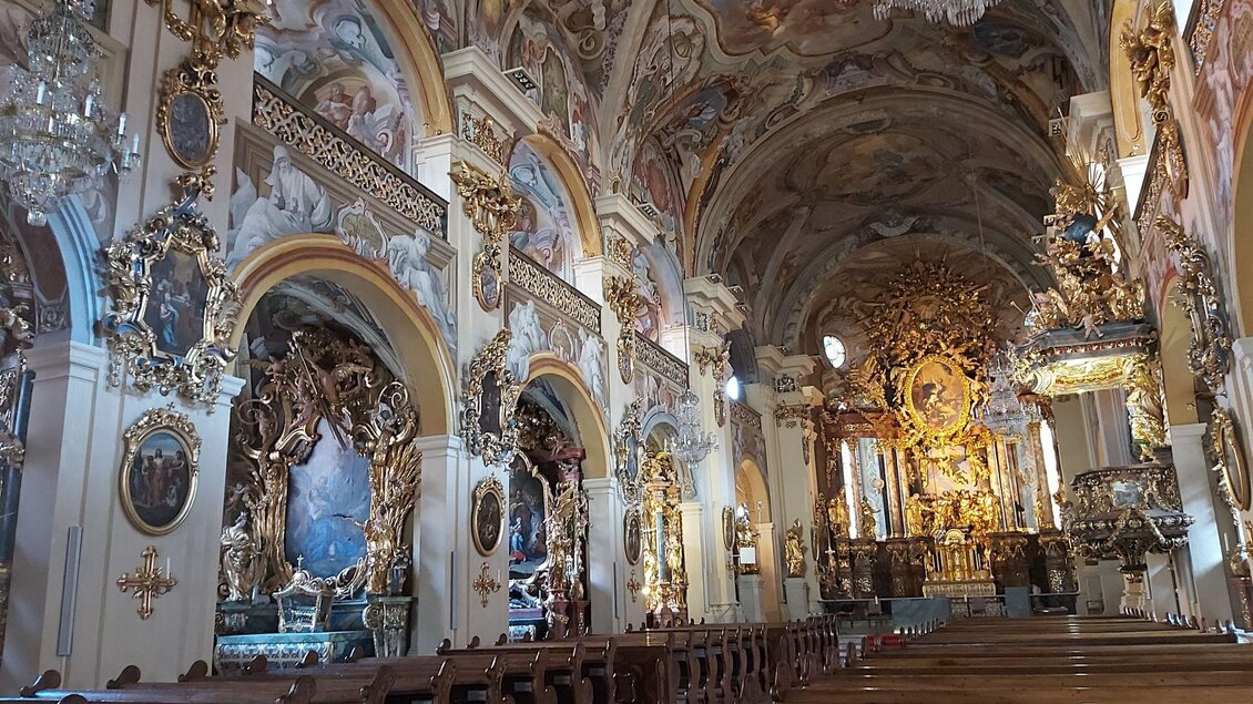 zu sehen ist der Innenraum der Stiftskirche mit Fresken.
