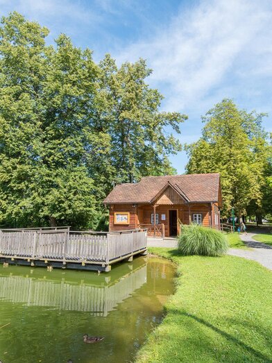 Aupark Pöllau_Teich m. Hütte_Oststeiermark | © Helmut Schweighofer