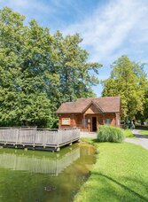 Aupark Pöllau_Pond with hut_Eastern Styria | © Helmut Schweighofer | © Helmut Schweighofer