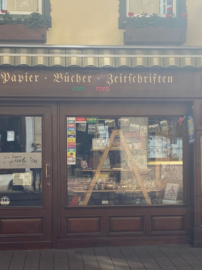 <p>Der Ausseer Papierladen in der Ischler Straße mit Holzfassade verkauft unter anderem Schreibwaren, Bürobedarf und Schulbedarf. Die Schaufenster laden zum Stöbern ein.</p> | © TVB Ausseerland_Salzkammergut-Jana Grill