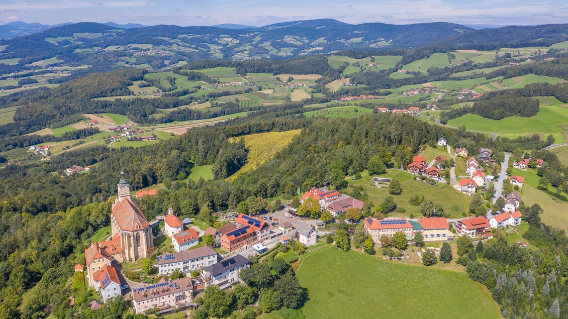 Wallfahrtsort Pöllauberg_Lustbild_Oststeiermark | © Helmut Schweighofer