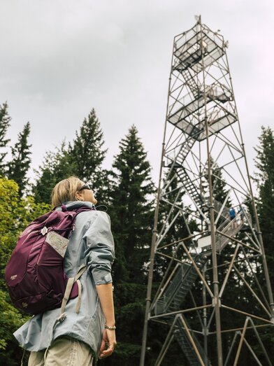 Wildwiese observation tower with hikers_East Styria | © Bernhard Bergmann | © Bernhard Bergmann