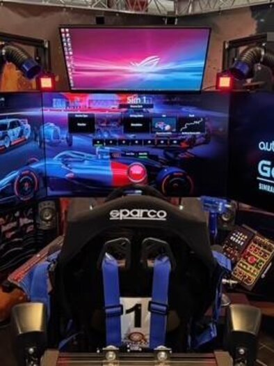 Ein moderner Rennsimulator mit mehreren Bildschirmen und einem Sportlenkrad. Die Umgebung zeigt eine aufregende Gaming-Arena für Motorsport-Enthusiasten. | © Thomas Zach