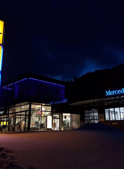 Firmengebäude bei Nacht | © Auto Pfleger