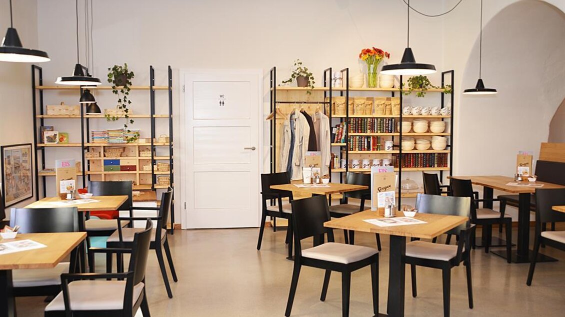 Gastraum der Bäckerei Sorger in Voitsberg mit gedeckten Tischen, Stühlen und Regalen. | © Werner Krug