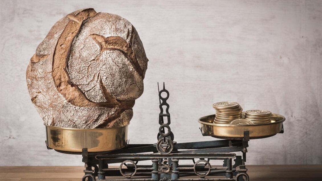 Großer Laib Bauernbrot der Bäckerei Sorger in Voitsberg auf einer historischen Waage mit Gewichten auf einem Holztisch. | © Werner Krug