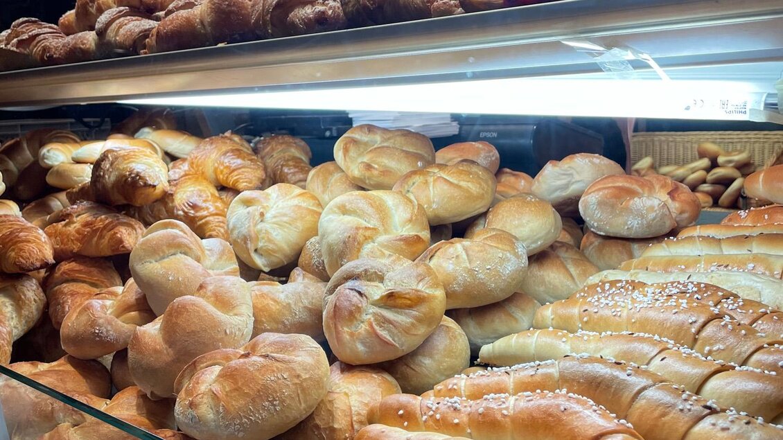 Eine Auswahl an frisch gebackenem Brot und Gebäck in einer Bäckerei. Die Leckereien sind schön angerichtet und laden zum Naschen ein. | © Bäckerei Steffl-Bäck