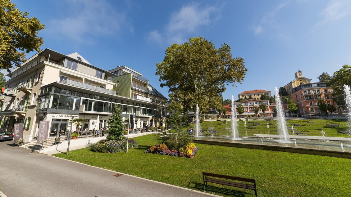 Wasserspiele vor der Delikaterie Terrasse | © Thermen- & Vulkanland