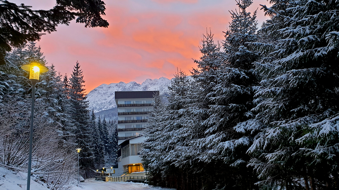 <p>Bad Heilbrunn inmitten von schneebedeckten Tannenbäumen. Die schneebedeckte Landschaft wird von einem leuchtenden Sonnenuntergang erhellt.</p> | © Daniela Casari
