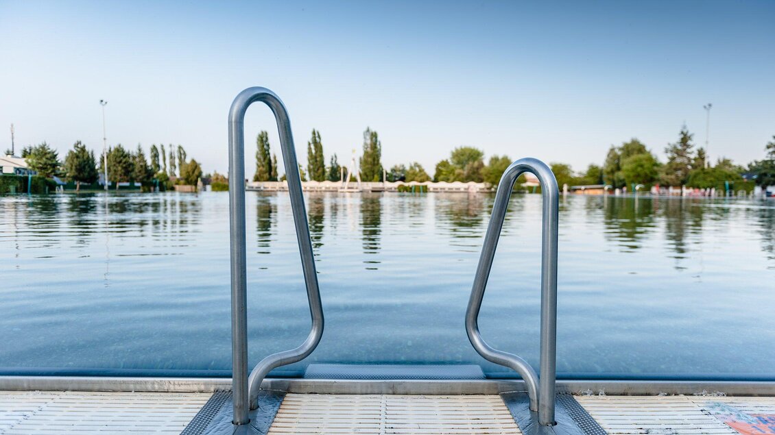 Einstieg ins Naturbad Straßgang in Graz | © Holding Graz - Joel Kernasenko