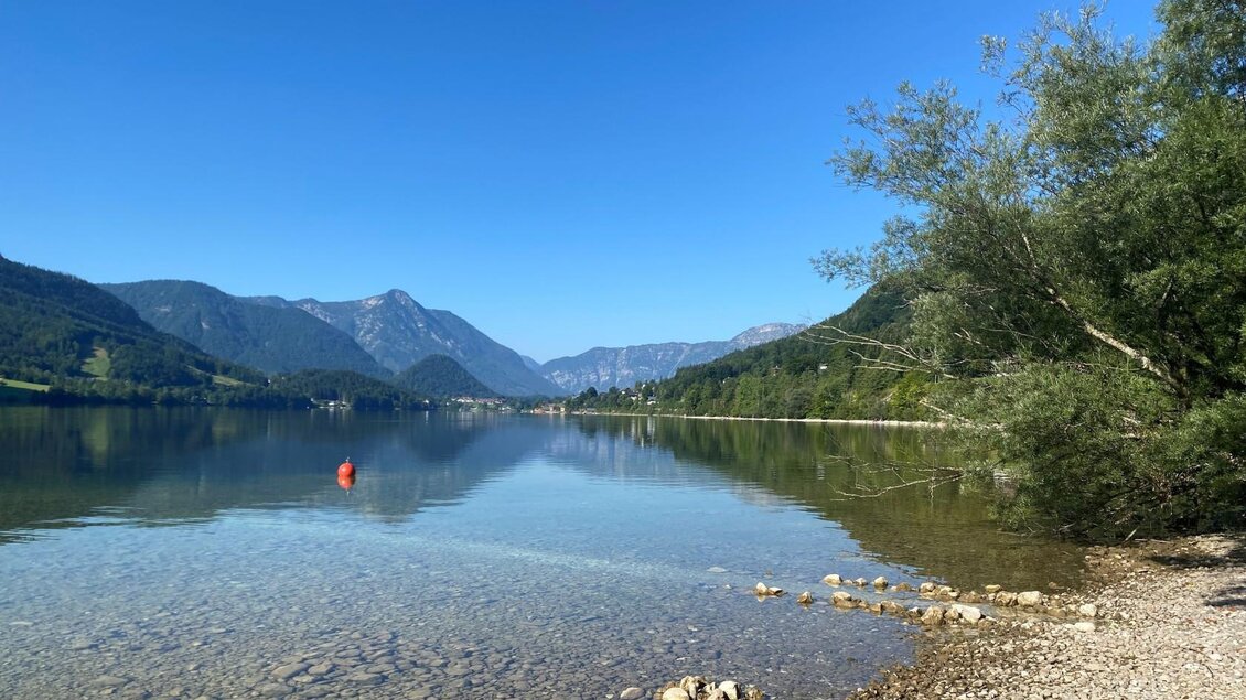Ein ruhiger See umgeben von Bergen und Bäumen. Der Himmel ist klar und blau, und der Wasserspiegel spiegelt die Landschaft wider. | © Tourismusverband Ausseerland