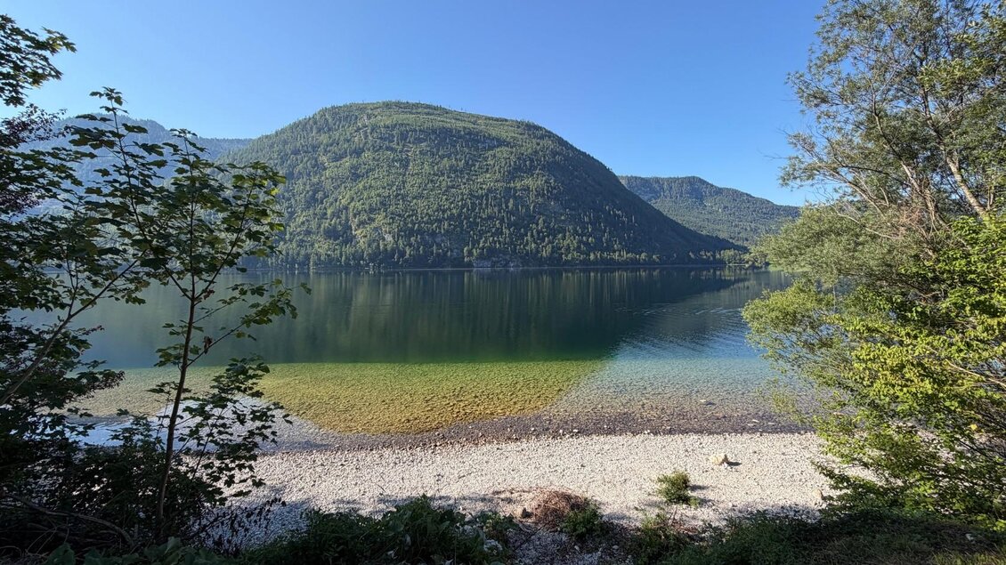 Ein ruhiger See umgeben von grünen Hügeln und Bäumen. Die Wasseroberfläche spiegelt die Landschaft wider. | © Tourismusverband Ausseerland