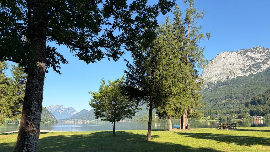 <p>Die atemberaubende Landschaft mit dem ruhigen Grundlsee, umgeben von Bäumen und Blick Richtung Grundlsee.</p> | © Tourismusverband Ausseerland