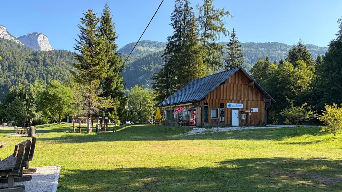 <p>Das Strandstüberl beim Freizeitszentrum in Gößl umgeben von Bäumen und den Bergen von Grundlsee im Hintergrund. Die klare Luft und die grüne Wiese laden zum Verweilen ein.</p> | © Tourismusverband Ausseerland