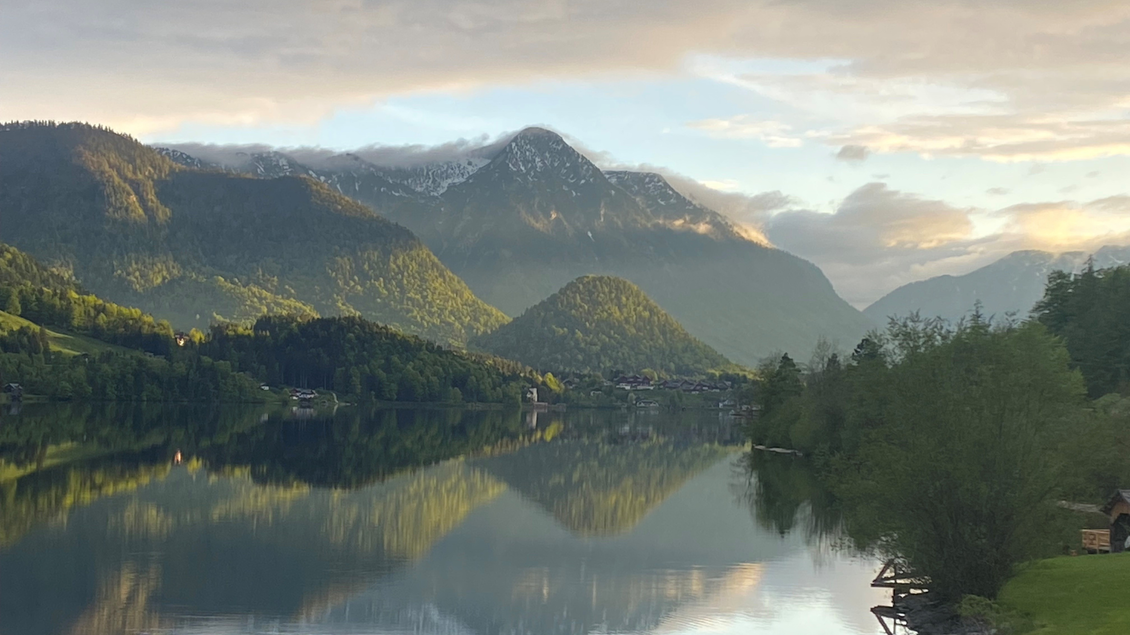 Der ruhige Grundlsee, umgeben von der majestätischen Bergwelt des Ausseerlandes und den saftig grünen Wäldern. Die Berge spiegeln sich wunderschön im klaren Wasser vom Grundlsee. | © Bettina Scheck