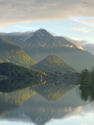 <p>The calm Lake Grundlsee, surrounded by the majestic mountain world of Ausseerland and the lush green forests. The mountains beautifully reflect in the clear water of Lake Grundlsee.</p> | © Bettina Scheck