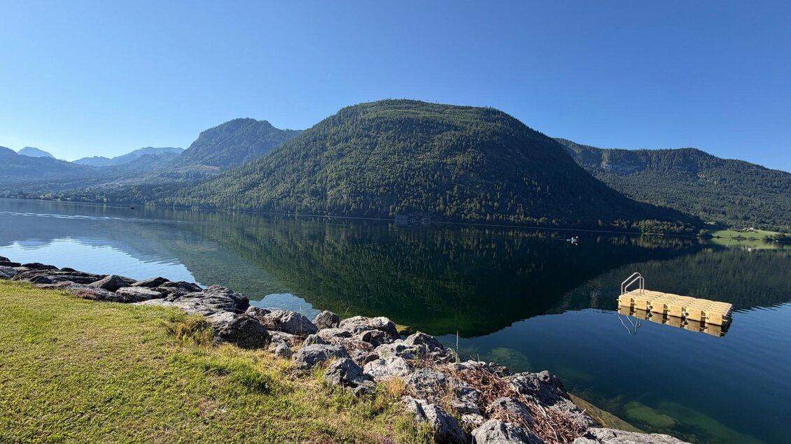 <p>Der ruhige Grundlsee mit den beeindruckenden Bergen von Grundlsee und dem Ressen im Hintergrund. Die wunderschöne Landschaft spiegelt sich im klaren Wasser wider.</p> | © Tourismusverband Ausseerland