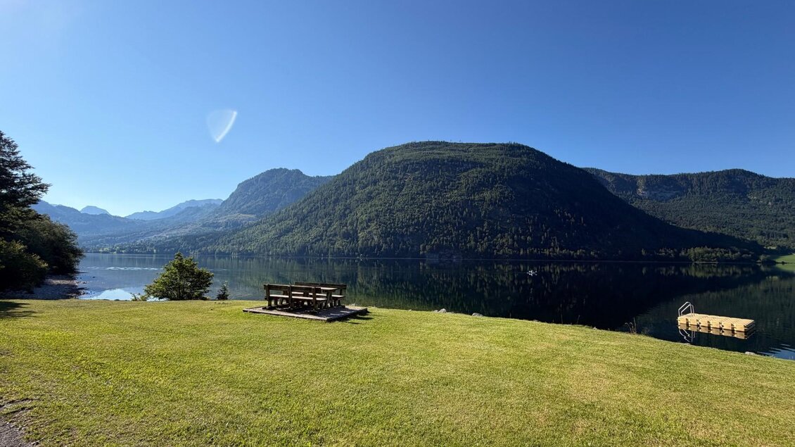 Die ruhige Landschaft von Gaiswinkl mit dem klaren Grundlsee und den majestätischen Bergen des Ausseerlandes im Hintergrund. Der traumhafte Wiesenplatz lädt zum Verweilen ein. | © Tourismusverband Ausseerland