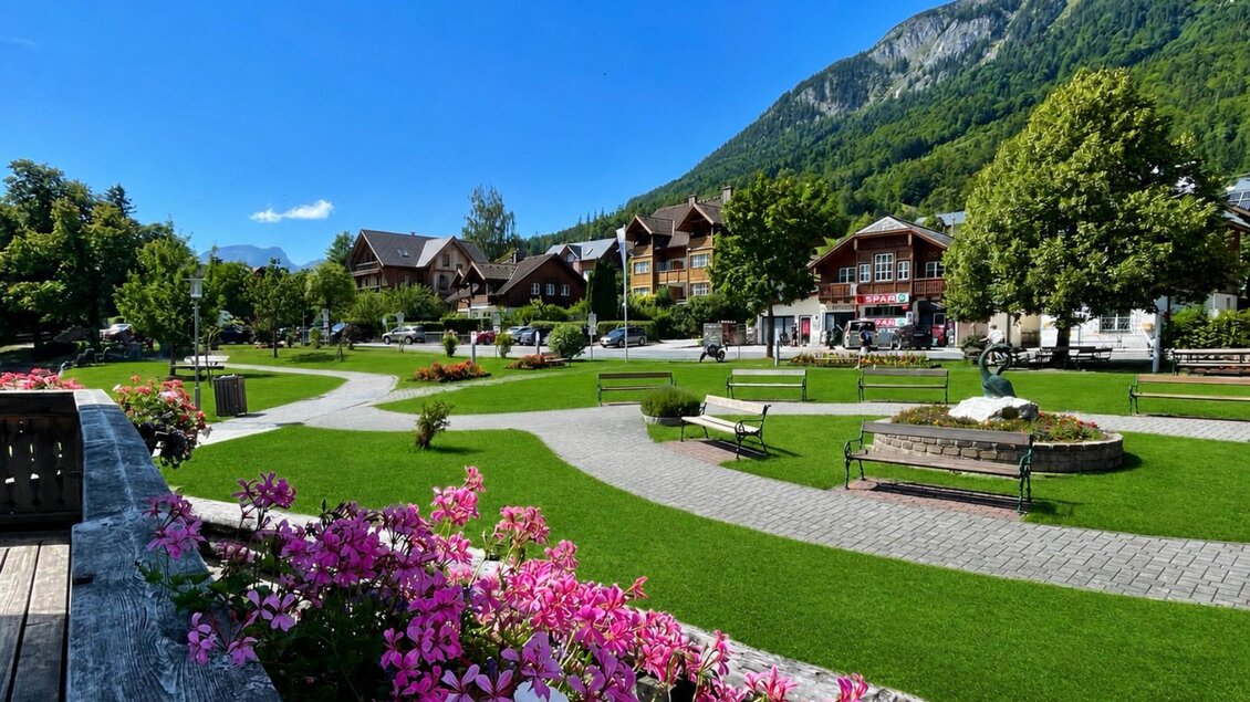 <p>Ein Weg führt durch den gepflegten Gemeindepark in Grundlsee. Im Sommer finden hier zahlreiche Veranstaltungen wie die Konzerte der Musikkapelle statt.</p> | © Tourismusverband Ausseerland