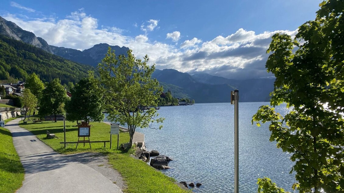<p>Der malerische Grundlsee umgeben vom Toten Gebirge. Der Himmel ist klar und sonnig, ideal für einen Spaziergang entlang des Wassers und am Badeplatz Holzplatz/Seeklause vorbei.</p> | © Tourismusverband Ausseerland