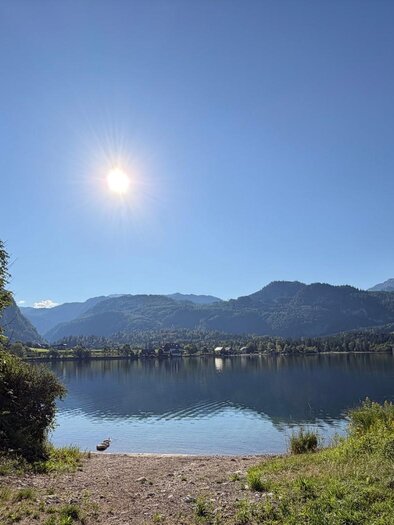 <p>The clear Grundlsee surrounded by the majestic Dead Mountains. The sun shines brightly in the radiant blue sky.</p> | © Tourismusverband Ausseerland