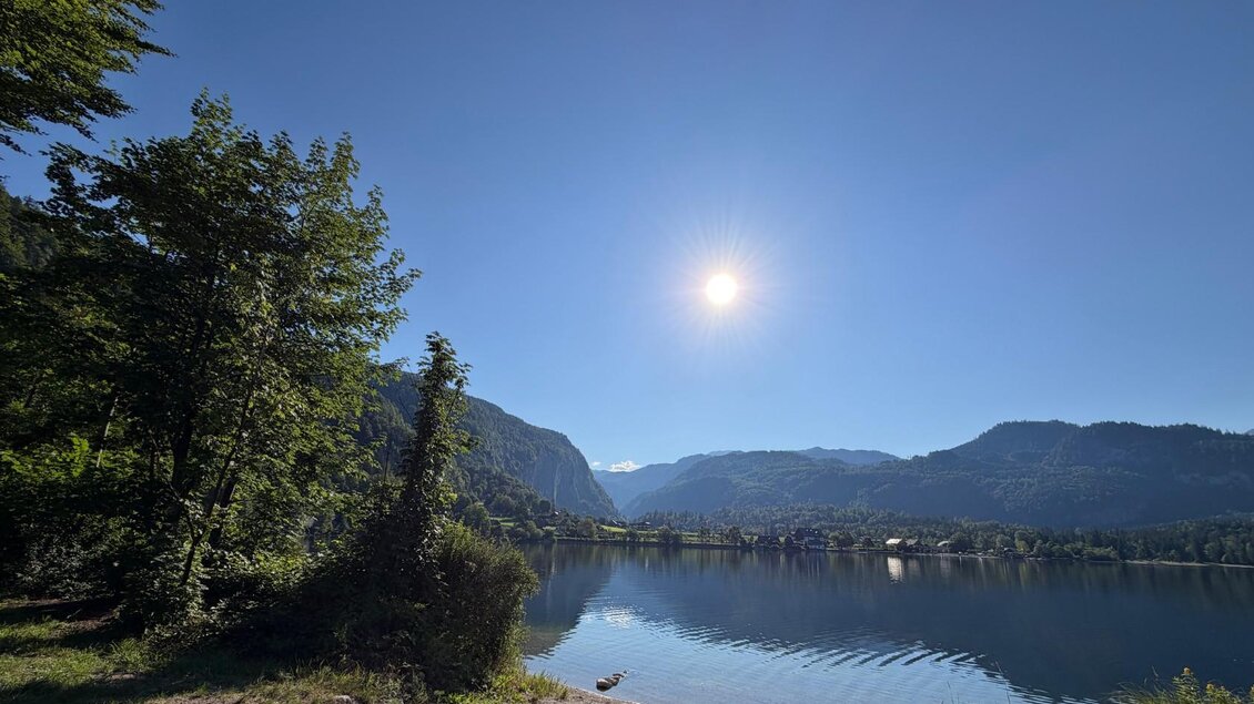<p>Der Badeplatz Schachen-Siedlung ermöglicht den einfachen Zugang zum klaren Grundlsee, mit den majestätischen Bergen im Hintergrund.</p> | © Tourismusverband Ausseerland