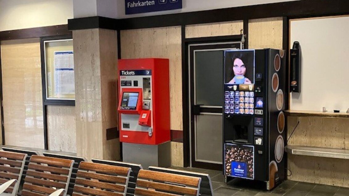 <p>Ein Warteraum beim Bahnhof in Bad Aussee mit einem Fahrkartenautomaten und einem Kaffee, Kakao und Tee Automaten.</p> | © TVB Ausseerland Salzkammergut