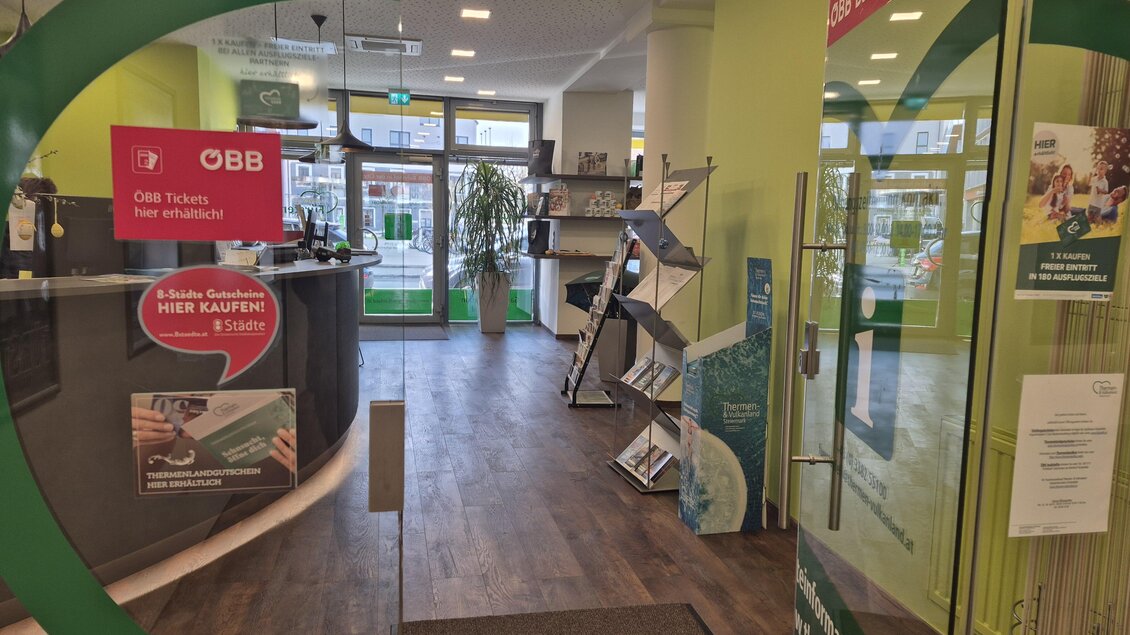 Ein Informationsschild mit einer großen, weißen "i"-Symbol auf grünem Hintergrund. Im unteren Bereich sind Kontaktinformationen und eine Website angegeben. | © Petra Stossier