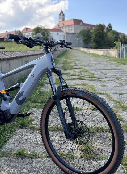 Erkunde die Region um die Riegersburg mit dem Rad | Philipp Pfingstl, Nico Bauer | © BauerBikes