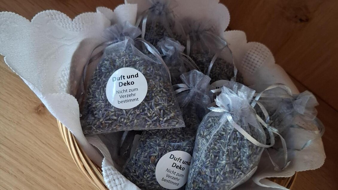 Korb mit Duftsäckchen aus getrocknetem Lavendel im Bauernladen Packerhöhe, dekorativ mit Schleifen verpackt in Hirschegg-Pack.  | © RegionGraz_Astrid_Lackner