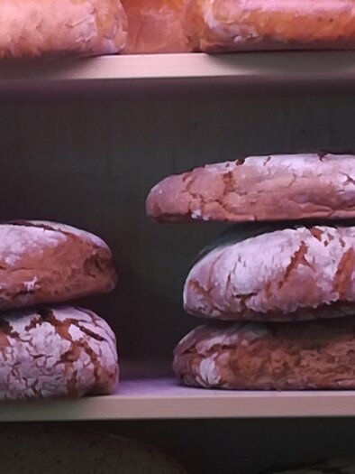 Several loaves of farmer's bread on the shelf of the Weixler farm shop in Köflach. | © Bauernladen Weixler-Lenz