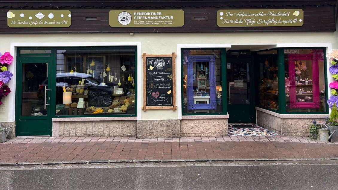 Die Aussenansicht vom Geschäft der Benediktiner Seifenmanufaktur Bad Aussee in der Hauptstraße. | © TVB Ausseerland Salzkammergut_Nathalie Schröttenhamer
