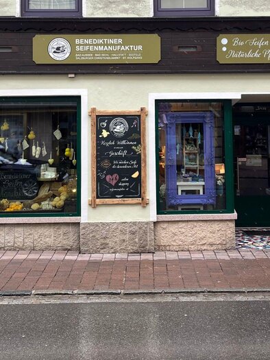 Die Aussenansicht vom Geschäft der Benediktiner Seifenmanufaktur Bad Aussee in der Hauptstraße. | © TVB Ausseerland Salzkammergut_Nathalie Schröttenhamer
