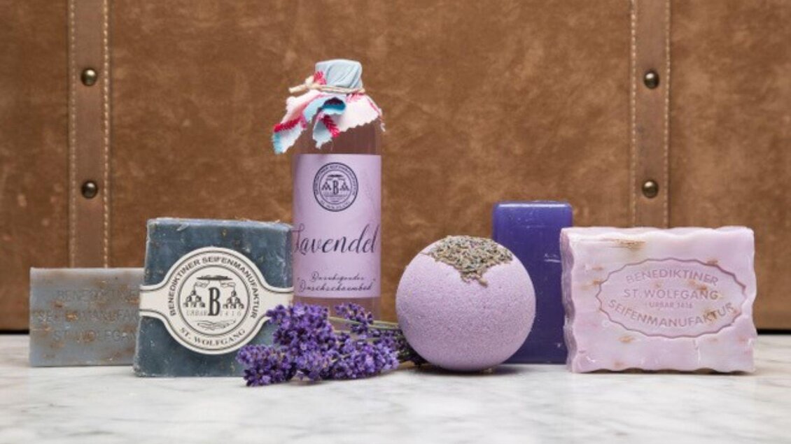 Aus Lavendel hergestellte Seife, Badesalz in Form einer Kugel und Lavendelspray.  | © Benediktiner Seifenmanufaktur St. Wolfgang