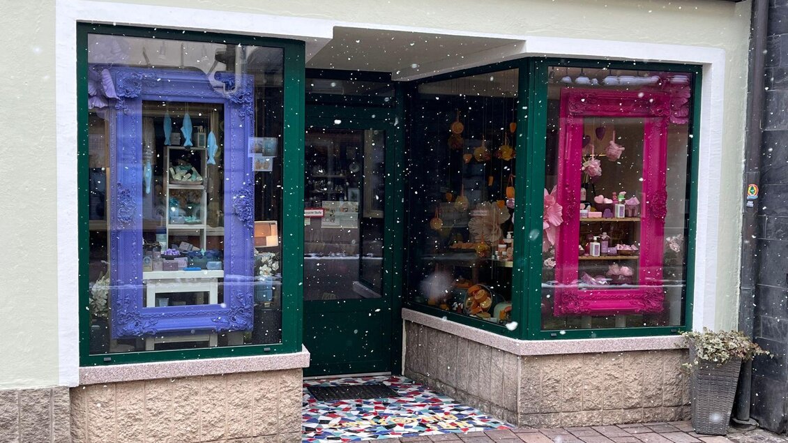 Die Forderfront mit dem Eingang und der beidseitigen Auslagefenster von der Benediktiner Seifenmanufaktur in Bad Aussee.  | © TVB Ausseerland Salzkammergut_Nathalie Schröttenhamer