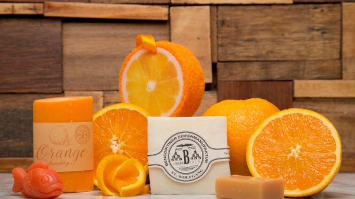 Frische Orangen und daraus hergestellte Seife.  | © Benediktiner Seifenmanufaktur St. Wolfgang