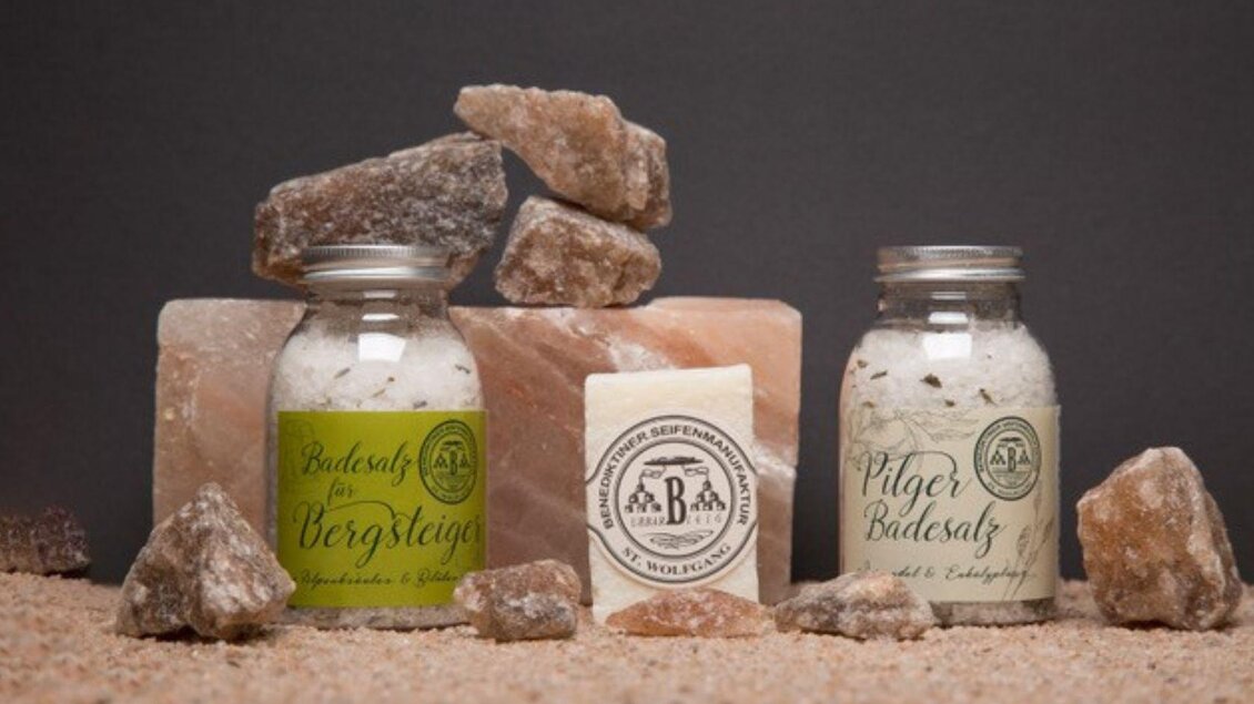 Natursalzsteine und kleine Flaschen mit Badesalzen. | © Benediktiner Seifenmanufaktur St. Wolfgang