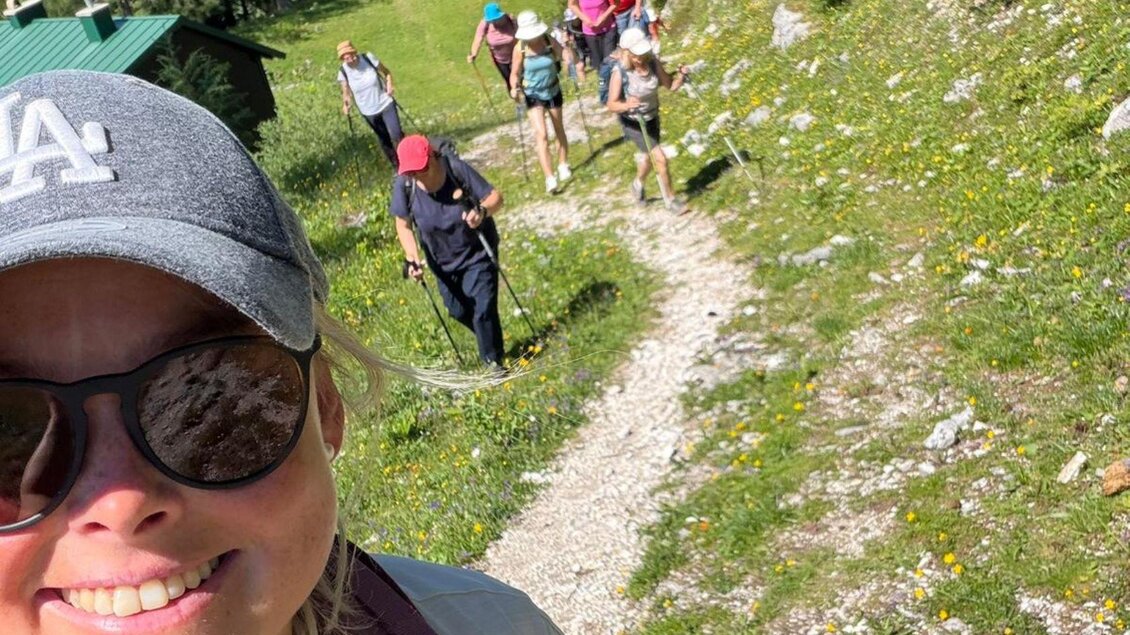Die Bergführerin Alice Hofbauer hat sich und ihre Wandergruppe bei einem Aufstieg im Sommer fotografiert. Alle Tragen Hüte oder Kappen als Sonnenschutz. | © Alice Hofbauer