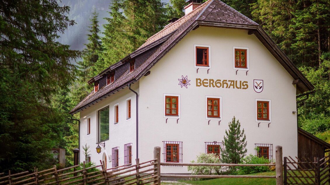 Ein gemütliches Berghaus umgeben von grünen Bäumen und einer ruhigen Landschaft. Die Fassade ist hell und einladend, mit traditionellen Elementen. | © Christoph Huber