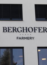 A modern building with the inscription "Berghofer Farmery". The logo features a stylized letter "B" in a circular frame. | © Berghofer Farmery