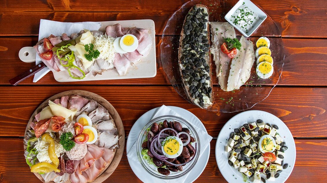 <p>Eine Auswahl an köstlichen Speisen auf einem Tisch. Es gibt verschiedene Wurst- und Fischplatten, sowie einen frischen Salat. Bergschenke Schlögl in Kirchberg an der Raab</p> | © Andreas Schlögl