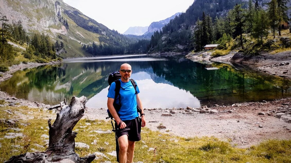 Der Bergwanderführer steht am Ufer des klaren Lahngangsee, umgeben von der heimischen Berglandschaft. | © Andreas Moser