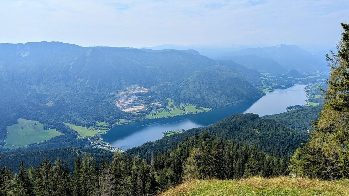 Eine beeindruckende Landschaft mit traumhaften Blick auf den Grundlsee, umgeben von schattigen Wäldern und Bergen. Der Himmel ist klar und die Aussicht fast grenzenlos. | ©  Andreas Moser