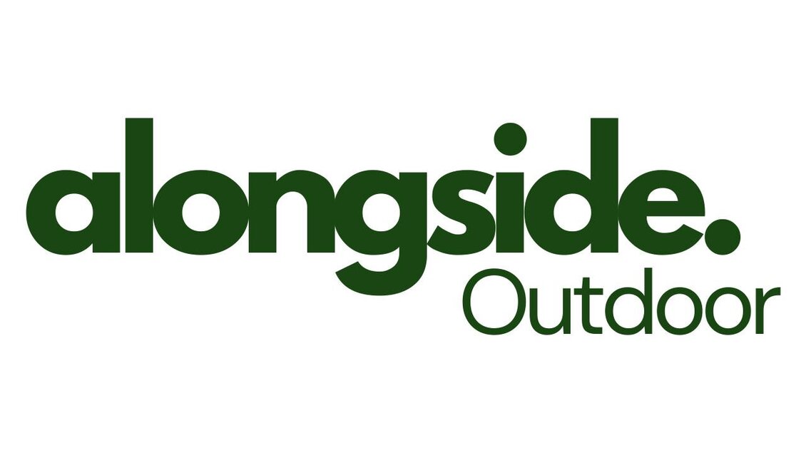 Das Bild zeigt das Logo der Marke „alongside Outdoor“. Es besteht aus grünen Buchstaben auf hellem Hintergrund.